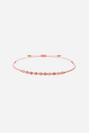 Armbånd med blush pink perler og gyldne accenter. Justerbar pink snor tilpasning.