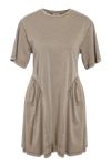Kjole med korte ærmer, løs pasform, rynkede sider, rund hals, dæmpet beige farve.