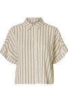 Kortærmet skjorte i sandfarve med vertikale nålestriber og krave.