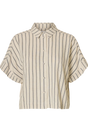 Kortærmet skjorte i sandfarve med vertikale nålestriber og krave.