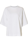 Hvid oversized T-shirt fra Selected Femme med rund hals og korte ærmer, der går ned over hofterne.
