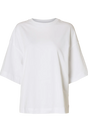 Hvid oversized T-shirt fra Selected Femme med rund hals og korte ærmer, der går ned over hofterne.