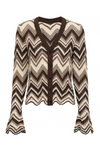 Majken Cardigan fra Sassy er en feminin strikcardigan med et dekorativt zigzagmønster i brune, cremefarvede og beige nuancer pakcshot