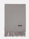 Gråt tørklæde med frynser og mærke, der viser 'wool & cashmere blend'.