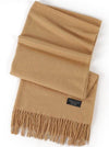 Camel-farvet tørklæde med frynser og mærke, der viser 70% cashmere og 30% andre materialer.