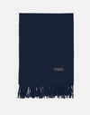 Mørkeblåt cashmeretørklæde med frynser og et mærke, fladt og ensfarvet, 70% cashmere.