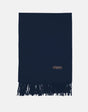 Mørkeblåt cashmeretørklæde med frynser og et mærke, fladt og ensfarvet, 70% cashmere.