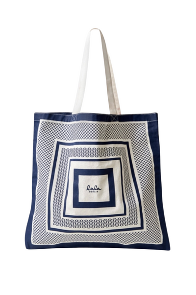 Navy- og hvidstribet tote med geometrisk design, "Lala Berlin" logo og lange, naturlige håndtag.