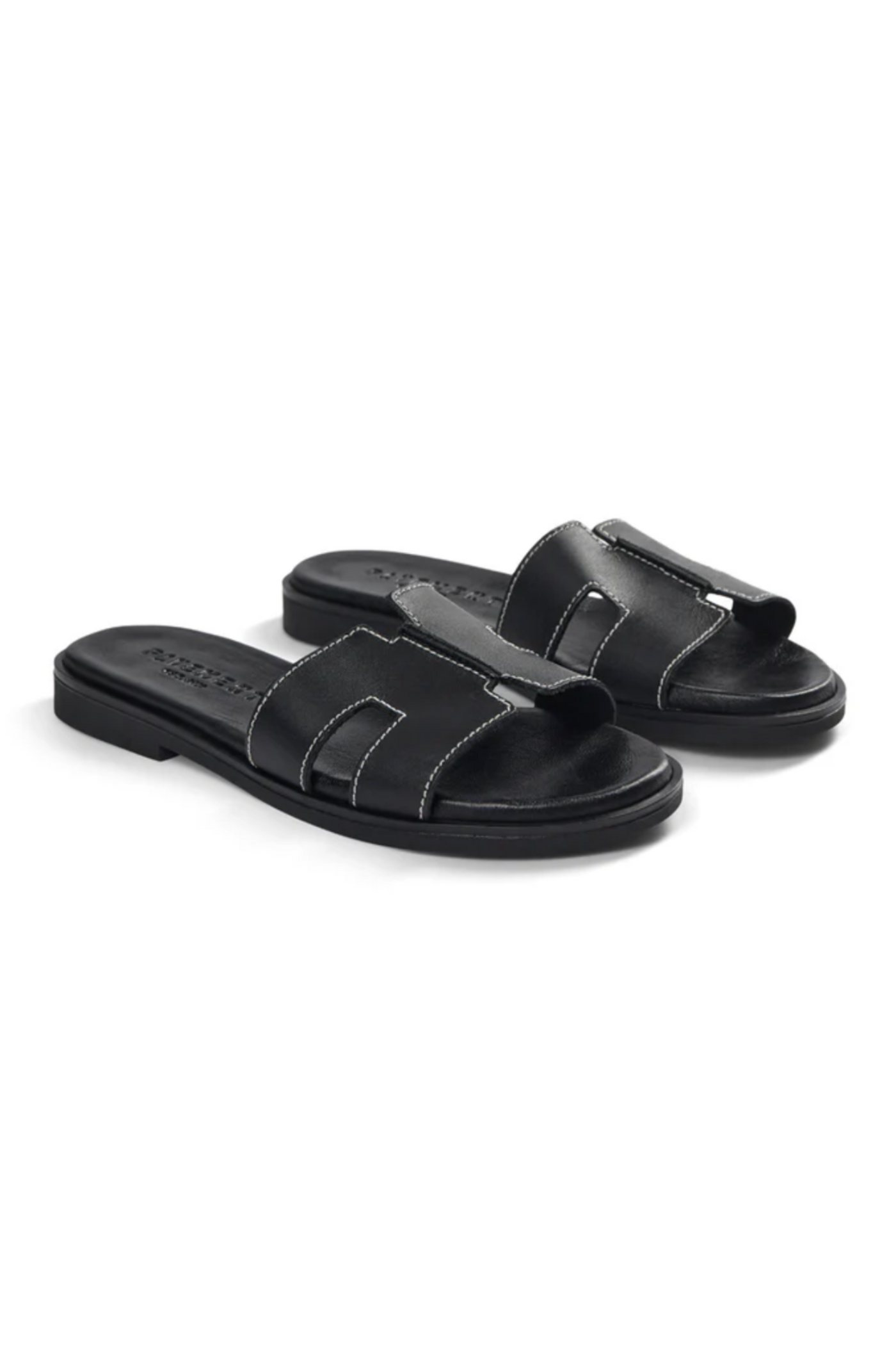 Sorte sandaler med flad sål og to brede stropper, der krydser over foden for et stilrent look.