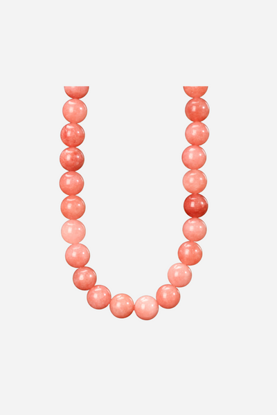 Halskæde med runde, glatte perler i forskellige pink nuancer, formet i en cirkel.