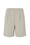 Beige shorts med bæltestropper, lige pasform, knælange.