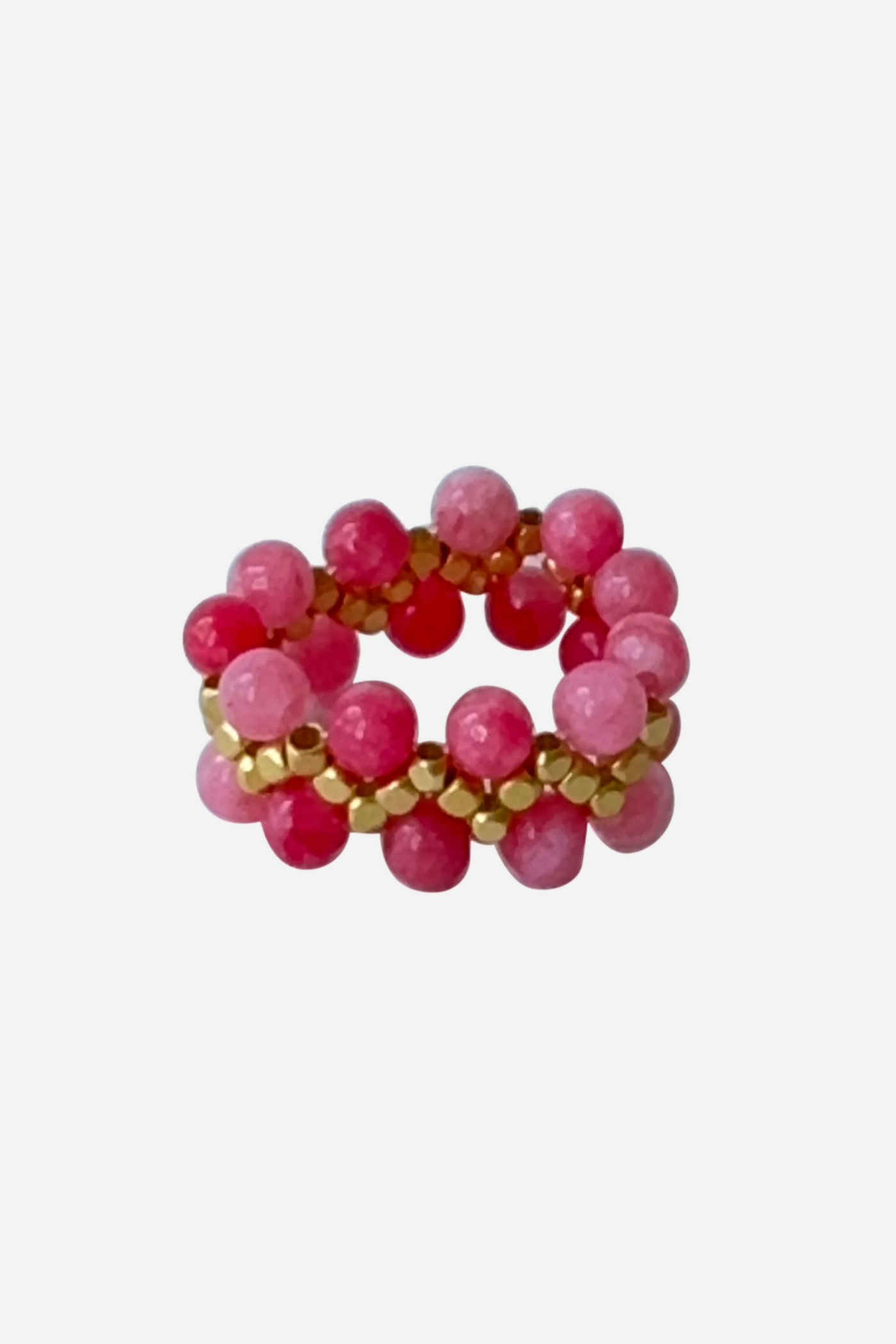 Ziggy-ring med lyserøde Cherry Quartz perler og mindre guldfarvede perler i zigzag-mønster.