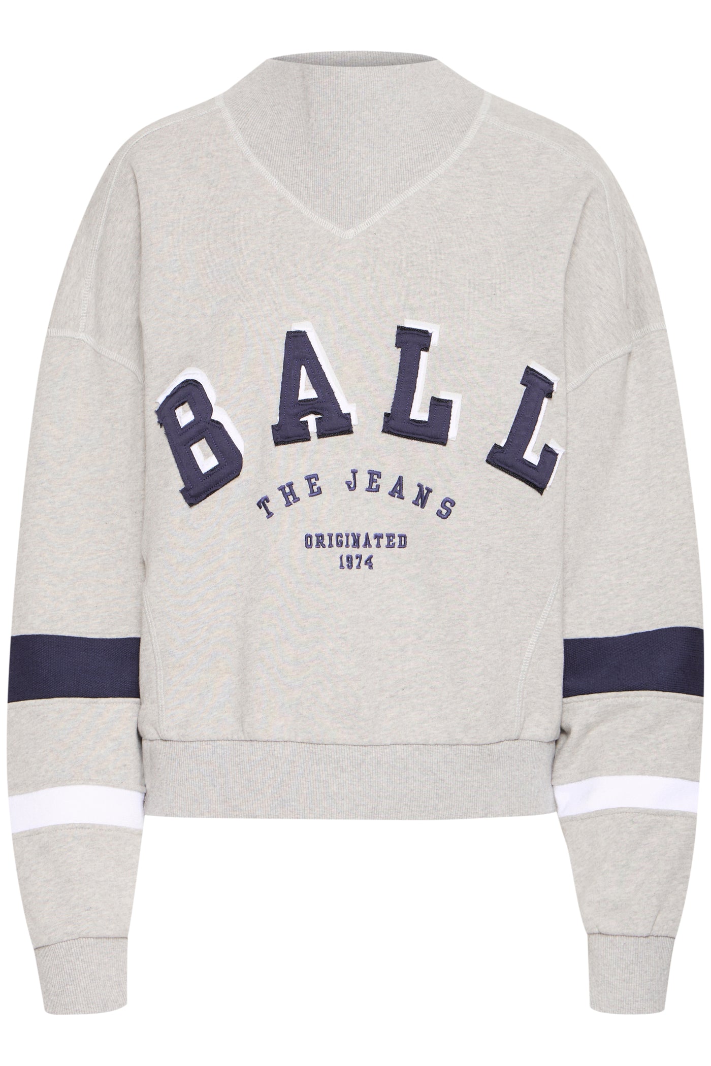 Grå sweatshirt med høj krave, "BALL" på brystet og to striber på hver ærme. Oversized pasform.