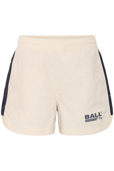 Beige shorts med elastik i taljen og "BALL '74" logo foran.