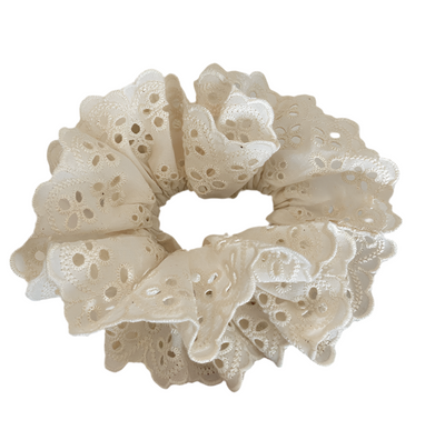 Embroidery anglaise scrunchie - Cream white - Selma - Andcopenhagen