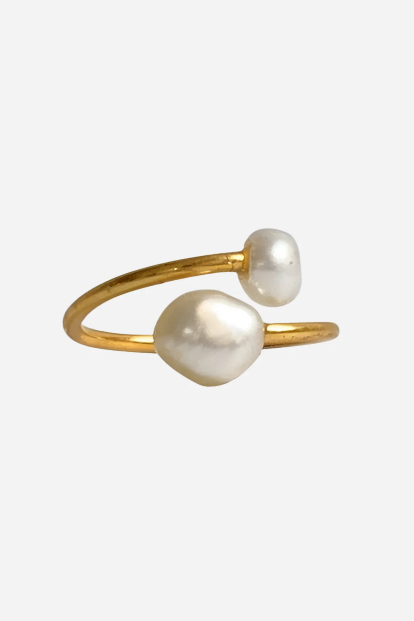 Håndlavet ring fra Ibu Jewels med to perler, en større og en mindre, på et glat metalbånd.