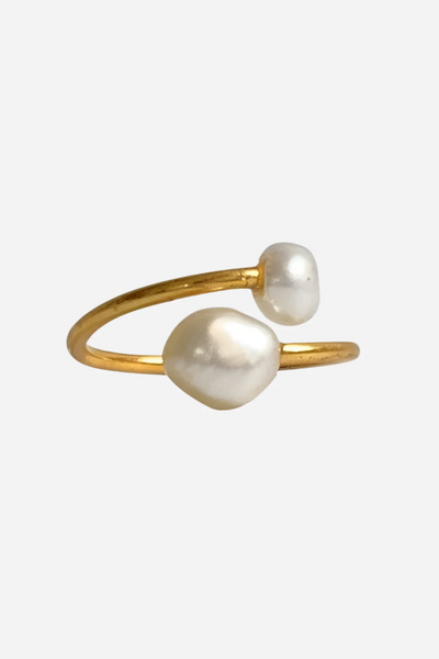 Håndlavet ring fra Ibu Jewels med to perler, en større og en mindre, på et glat metalbånd.