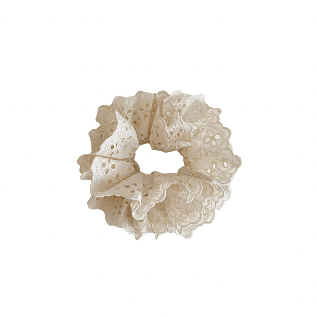 Embroidery anglaise scrunchie - Cream white - Selma - Andcopenhagen