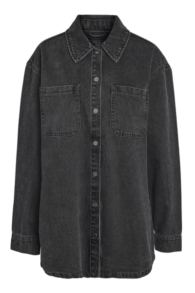 Sort denimjakke fra Noisy May med løs pasform, knaplukning og to forlommer.