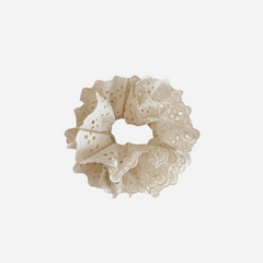 Embroidery anglaise scrunchie - Cream white - Selma - Andcopenhagen