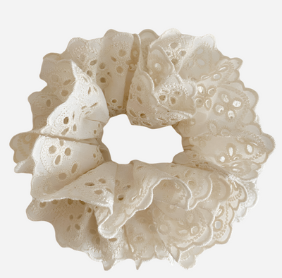 Embroidery anglaise scrunchie - Cream white - Selma - Andcopenhagen