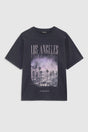 Cade Tee Los Angeles fra Anine Bing er en cool og afslappet T-shirt med et moderne, oversized look.