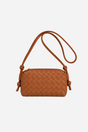 Esmina fra Andcopenhagen er en elegant, lille crossbody-taske i cognacfarvet vegansk læder med et smukt flettet design