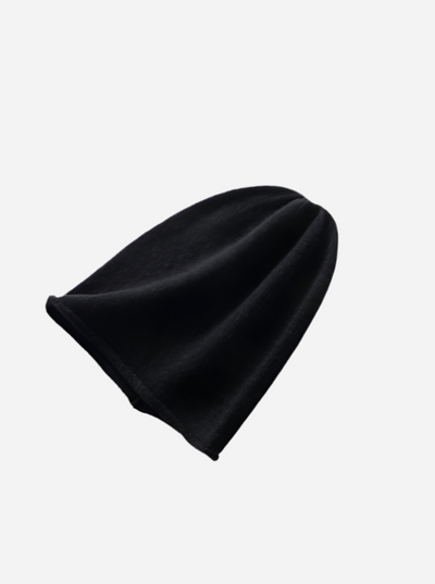 Sort beanie-hat i 100% cashmere med glat tekstur og enkelt design.