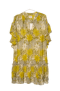 Kjole med gult og grønt blomstermønster, løs pasform, flæser, V-udskæring og korte ærmer.