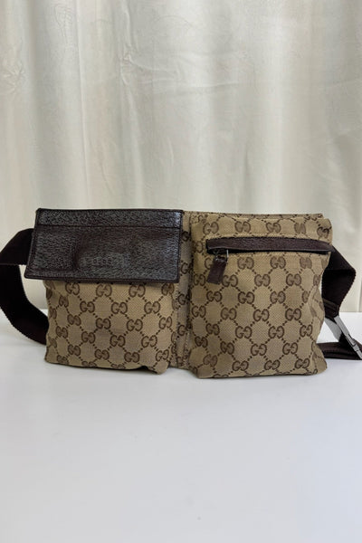 Gucci taske med logo, to rum med læderflap og lynlås. Mørk rem, kan bæres som bælte eller crossbody.