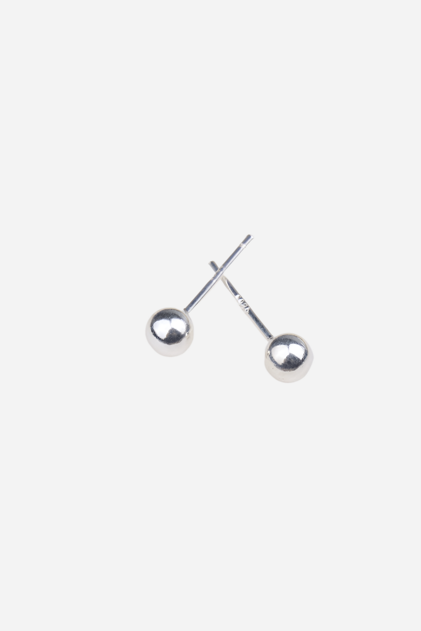 To enkle, runde øreringe i skinnende 925 sterlingsølv med minimalistisk design.