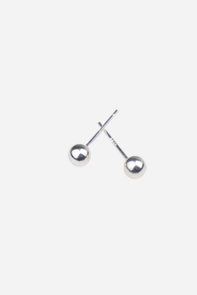To enkle, runde øreringe i skinnende 925 sterlingsølv med minimalistisk design.
