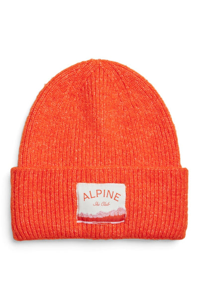 Neonorange ribstrikket hue med opsmøg og et "Alpine Ski Club" mærke på forsiden.