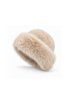 Smuk pelshat fra Andcopenhagen Basics i en lys, beige nuance
