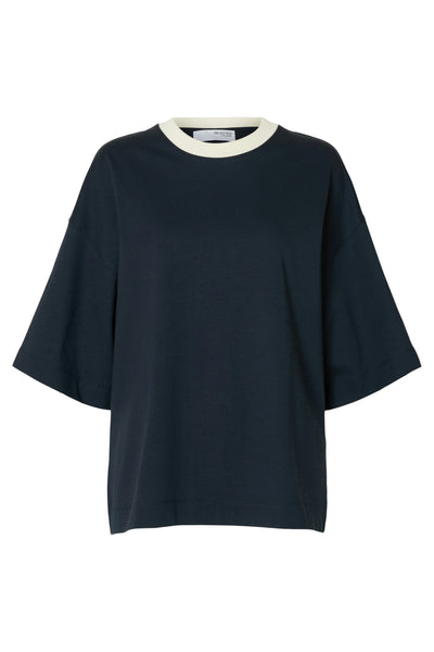 T-shirt i mørk safir med brede ærmer og kontrasterende halsudskæring. Afslappet pasform.