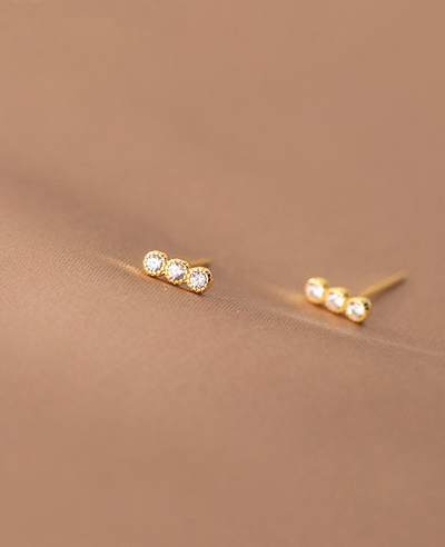 Zircon stud - 3 stones - Gold plated - Dina - Andcopenhagen