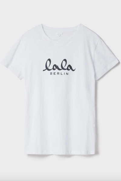 Hvid T-shirt med rund hals og korte ærmer. "Lala Berlin" logo i sort skrift på forsiden.