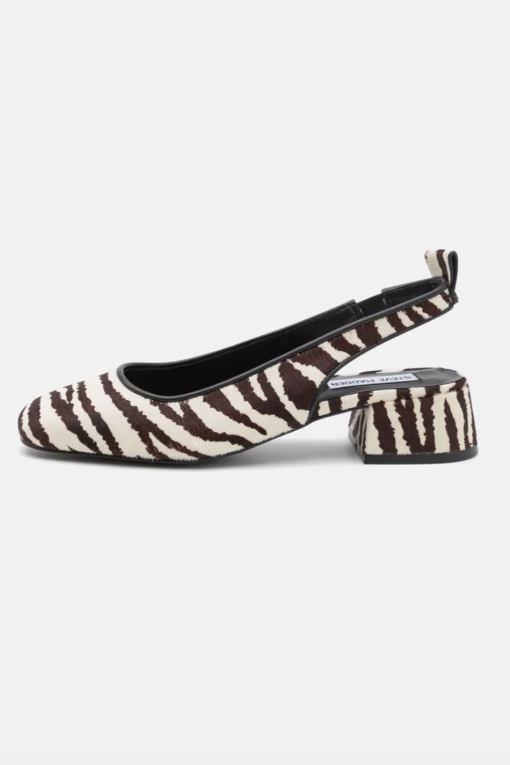 Højhælet sandal med zebra-mønster, blokhæl og slingback-strop fra Steve Madden.