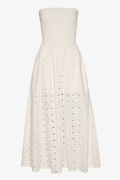 Cremefarvet stropløs kjole i broderie anglaise med smocksyet top og broderede detaljer.