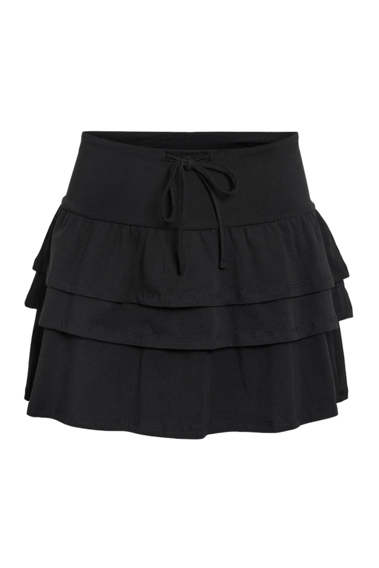 Sort nederdel med lagdelt design og snøre i taljen. Tre lag skaber en ruffles effekt.