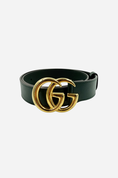 Mørkegrønt Gucci-bælte med glat læder og guld GG Marmont-spænde, elegant og stilfuldt design.