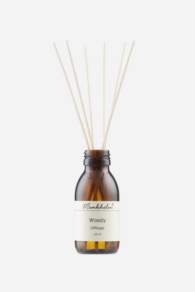 Brun flaske med Munkholm Woody diffuser, 100 ml, med duftpinde i toppen.