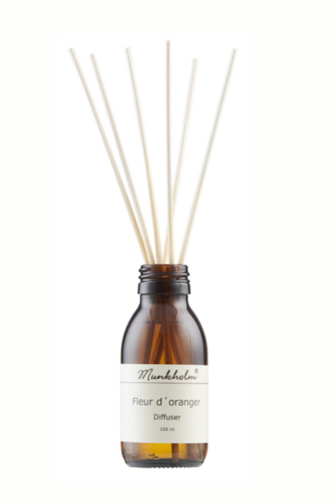 Brun glasflaske med duftpinde og etiket. "Fleur d'oranger" diffuser, 100 ml, Munkholm.