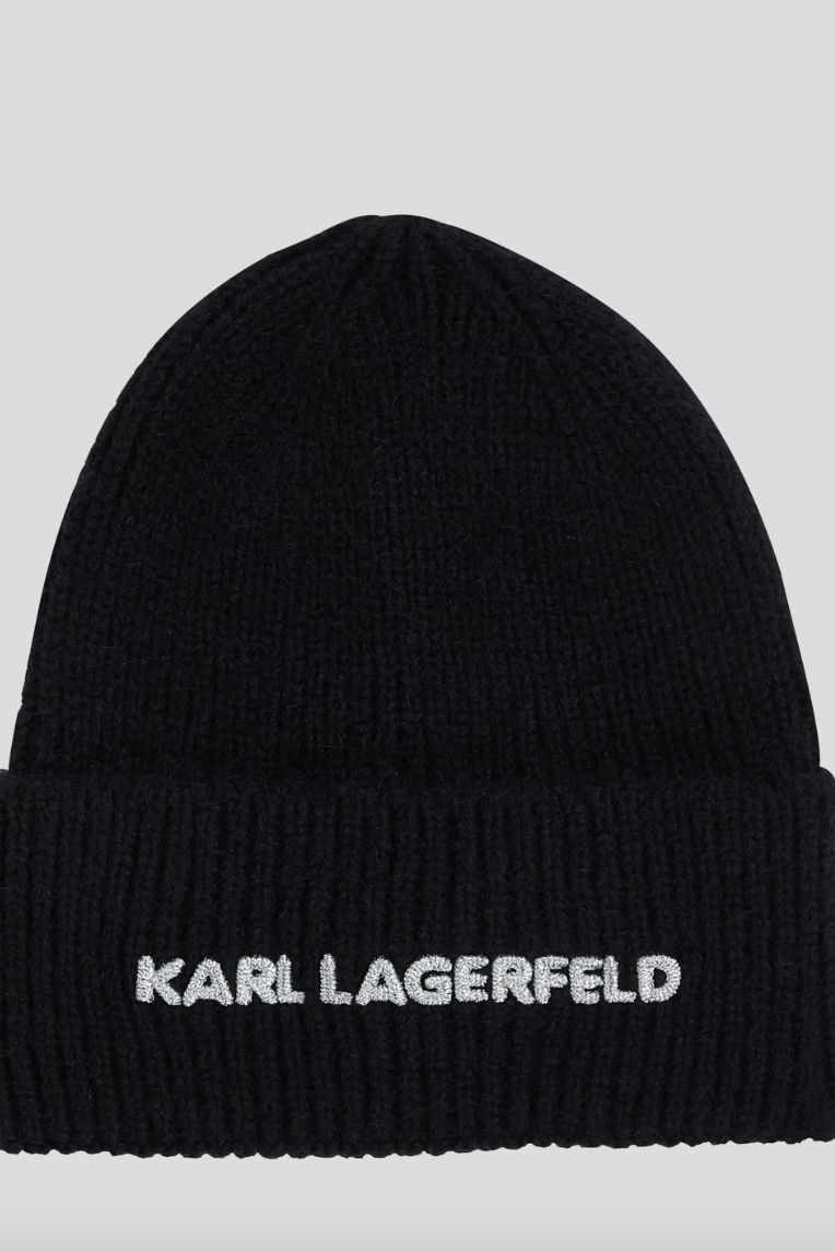 Sort ribstrikket hue med foldet kant og "KARL LAGERFELD" broderet i sølv.