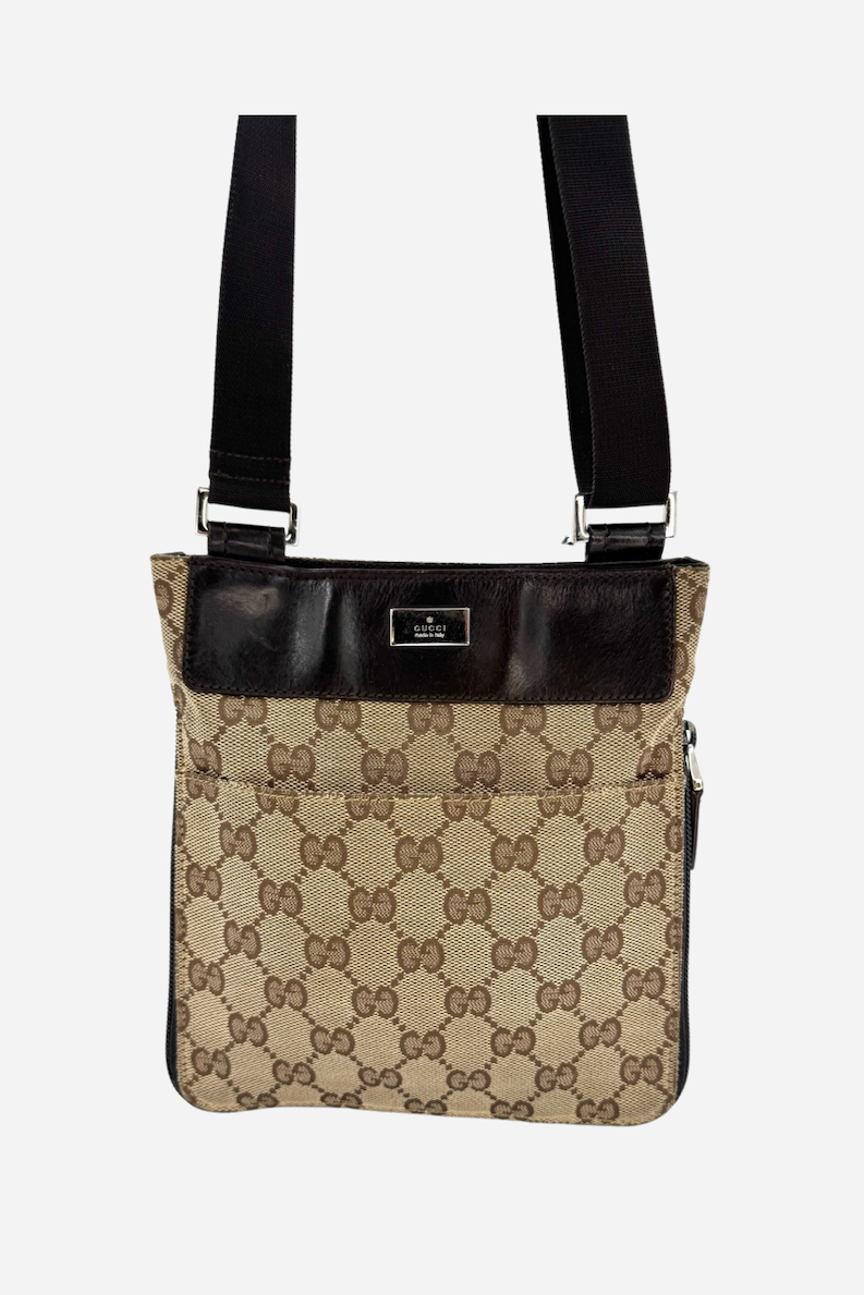 Gucci sidebag med brun monogram, sort læderkant og justerbar rem.