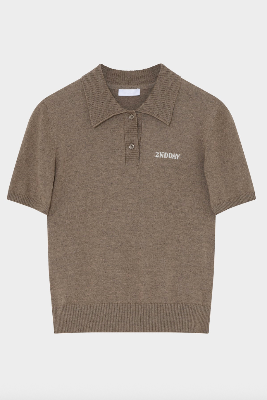 Polo t-shirt i brun nuance med ribbet krave, "2NDDAY" broderi på brystet.