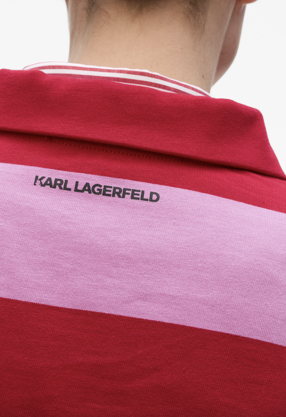 Polo med brede pink/røde striber og "KARL LAGERFELD" tryk på ryggen.