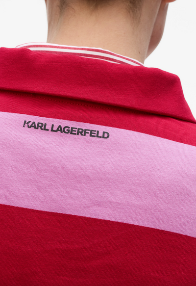 Polo med brede pink/røde striber og "KARL LAGERFELD" tryk på ryggen.