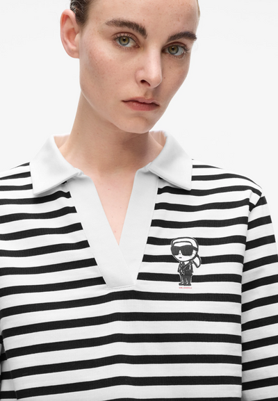 Sort-hvid stribet polo med ikonisk patch på venstre bryst og hvid krave med "Karl Lagerfeld" tekst.