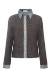 Packshot af Tanja strikcardigan fra Sassy Copenhagen i mørkegrå med blå denimkrave, denimdetaljer ved ærmerne og knaplukning foran